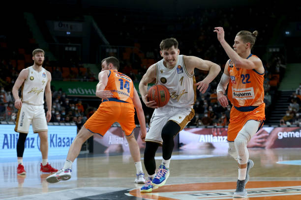 然不是一天 然不是一天